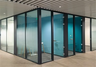 青岛防火玻璃隔断的安装场景有哪些(图1)