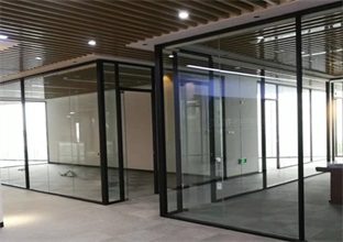 青岛玻璃隔断按玻璃主材分有哪些类型？(图1)