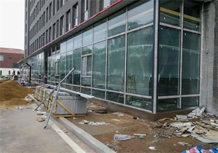 青岛玻璃隔断打造现代化办公室的理想方案(图1)