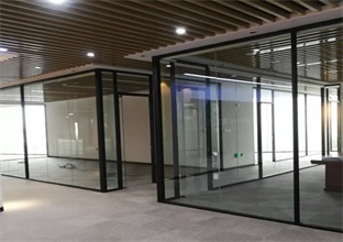 青岛玻璃隔断成为模块化办公空间分隔定制解决方案(图1) 青岛玻璃隔断成为模块化办公空间分隔定制解决方案(图1)